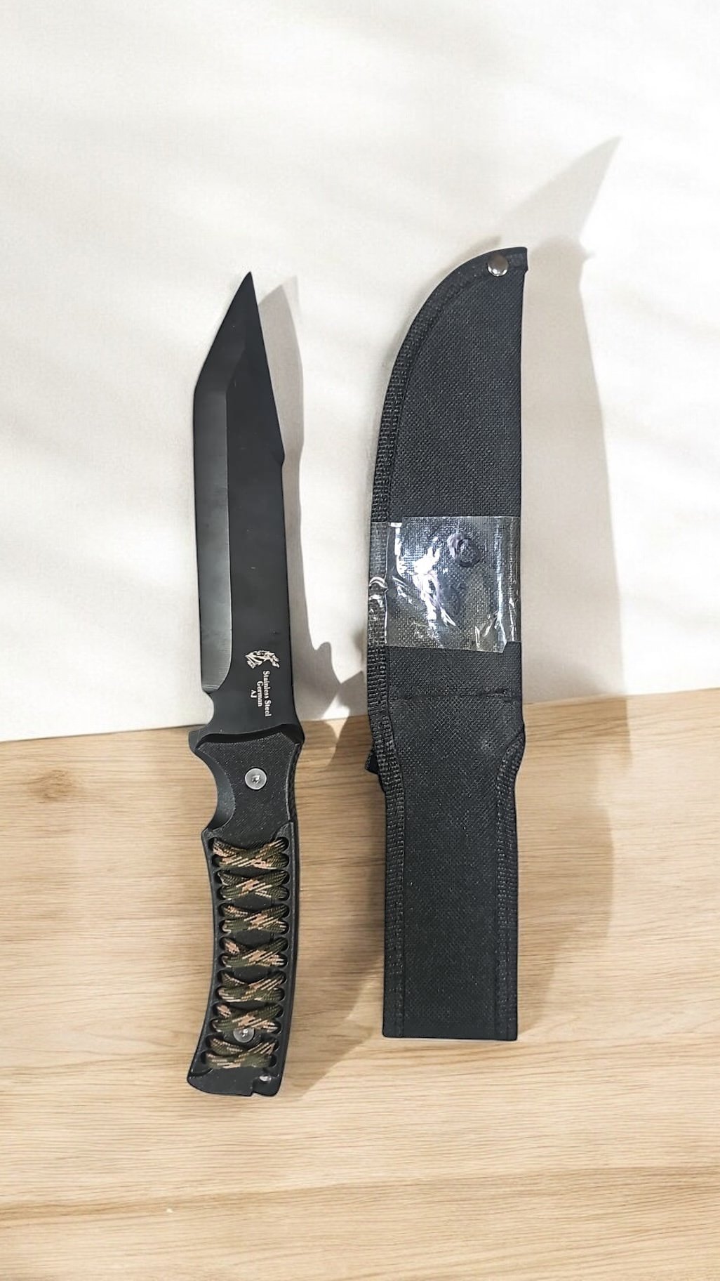 Cuțit Tactic de Vânătoare 30 cm – Lamă Neagră cu Vârf Tanto și Mâner cu Paracord,En-gros