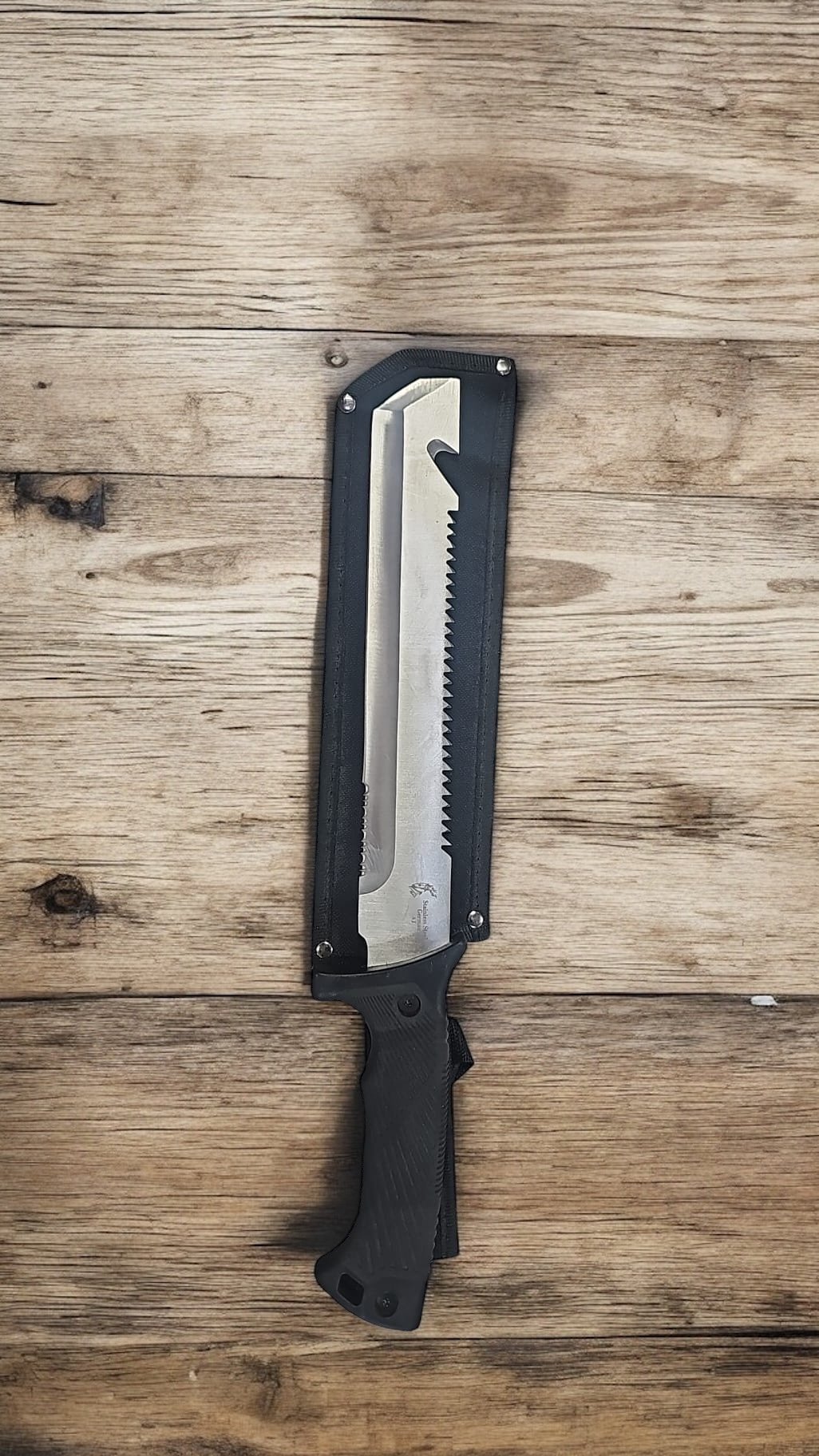 Macetă Tactică Tip Kukri cu Ferăstrău și Teacă – 42 cm,En-gros