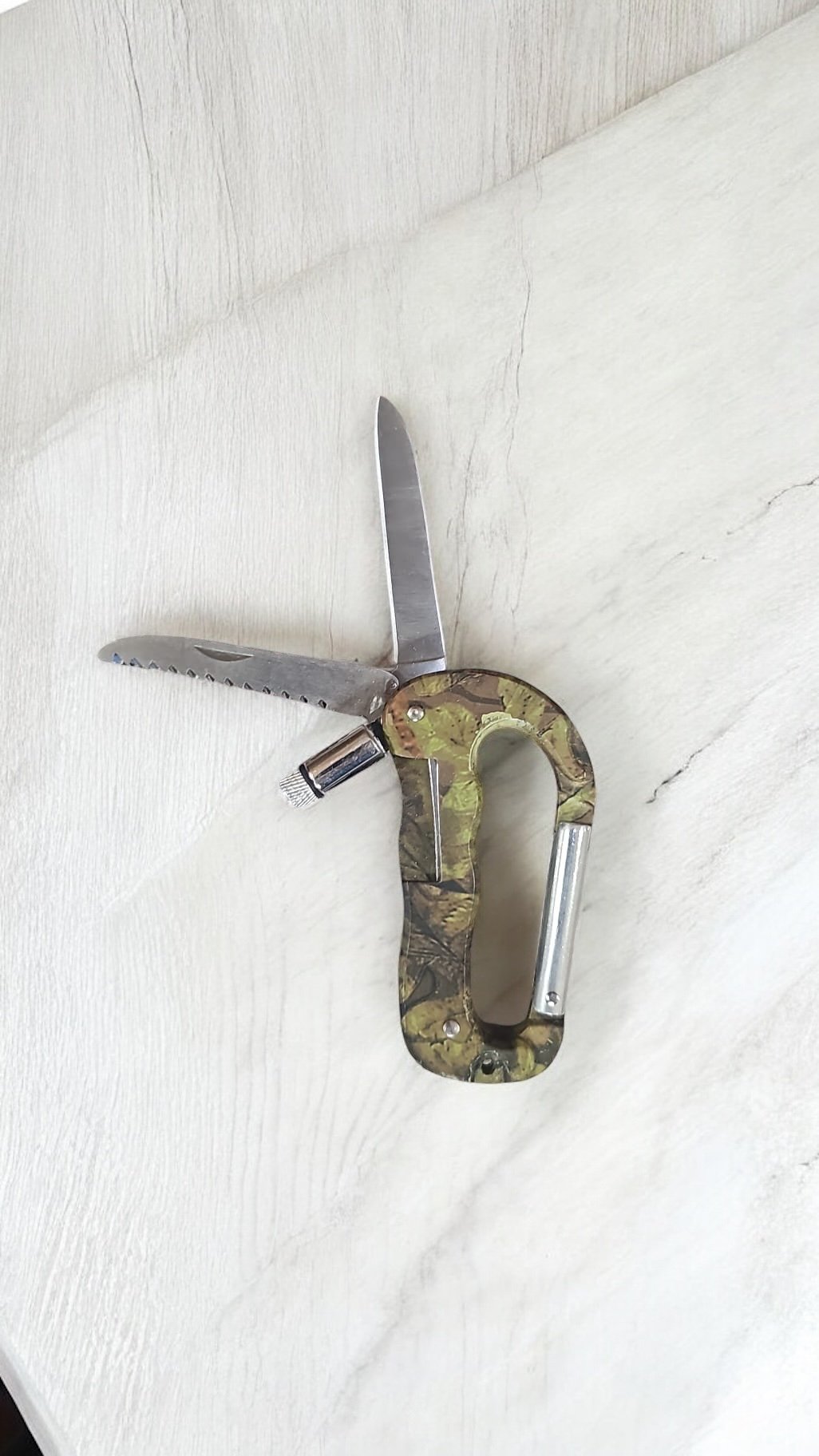 Carabinieră Multifuncțională 15 cm cu Cuțit, Fierăstrău și Cremene – Camo Edition,En-gros