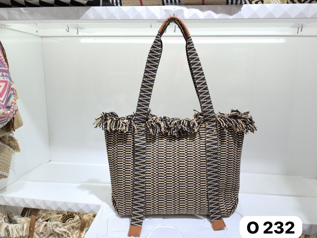 Geanta de plaja O232 cu franjuri si model etnic – negru si bej, manere late, stil boho Engros