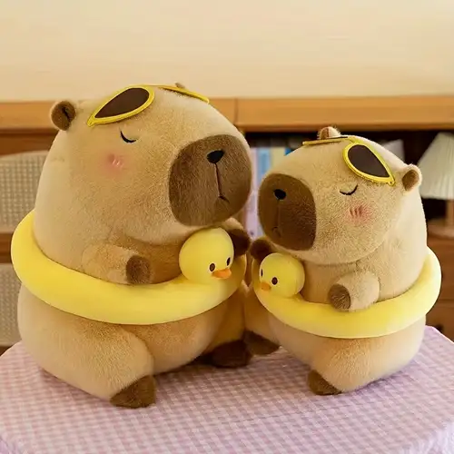Jucarie din plus Capibara cu ochelari de soare si colac ratusca, aprox 30cm, en-gros