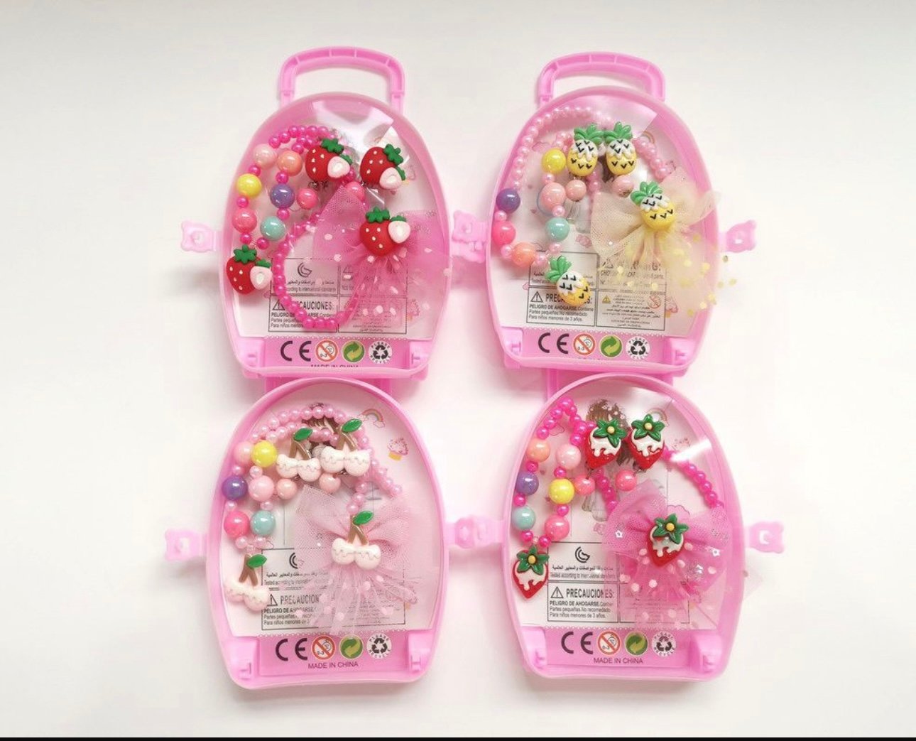 Set Accesorii Fetițe cu Fructe Engross – Agrafe, Elastice, Bentițe și Mărgele Colorate în Cutie Roz – Cadou Perfect pentru Prințese