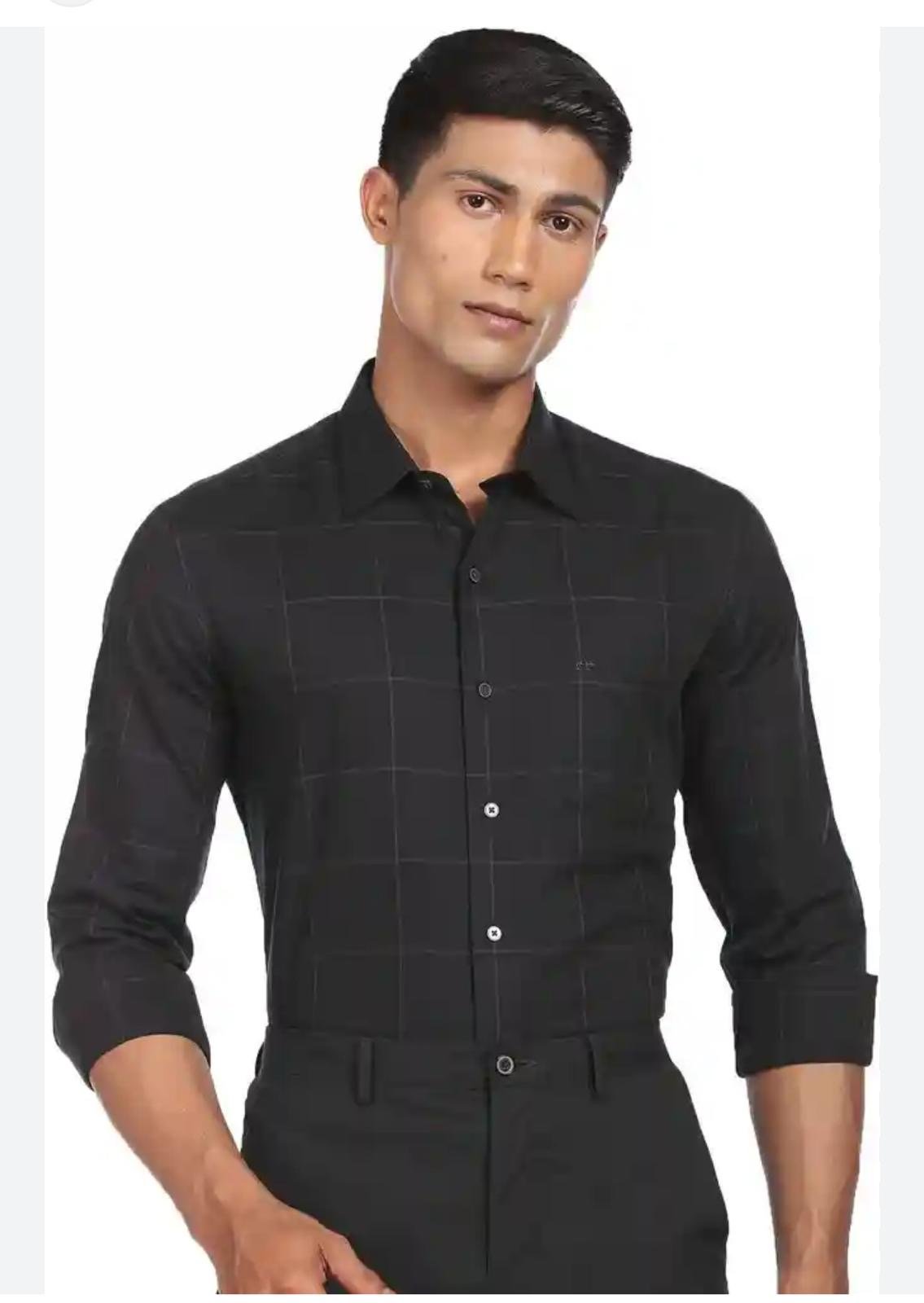 Camasa en gross bărbat elegantă