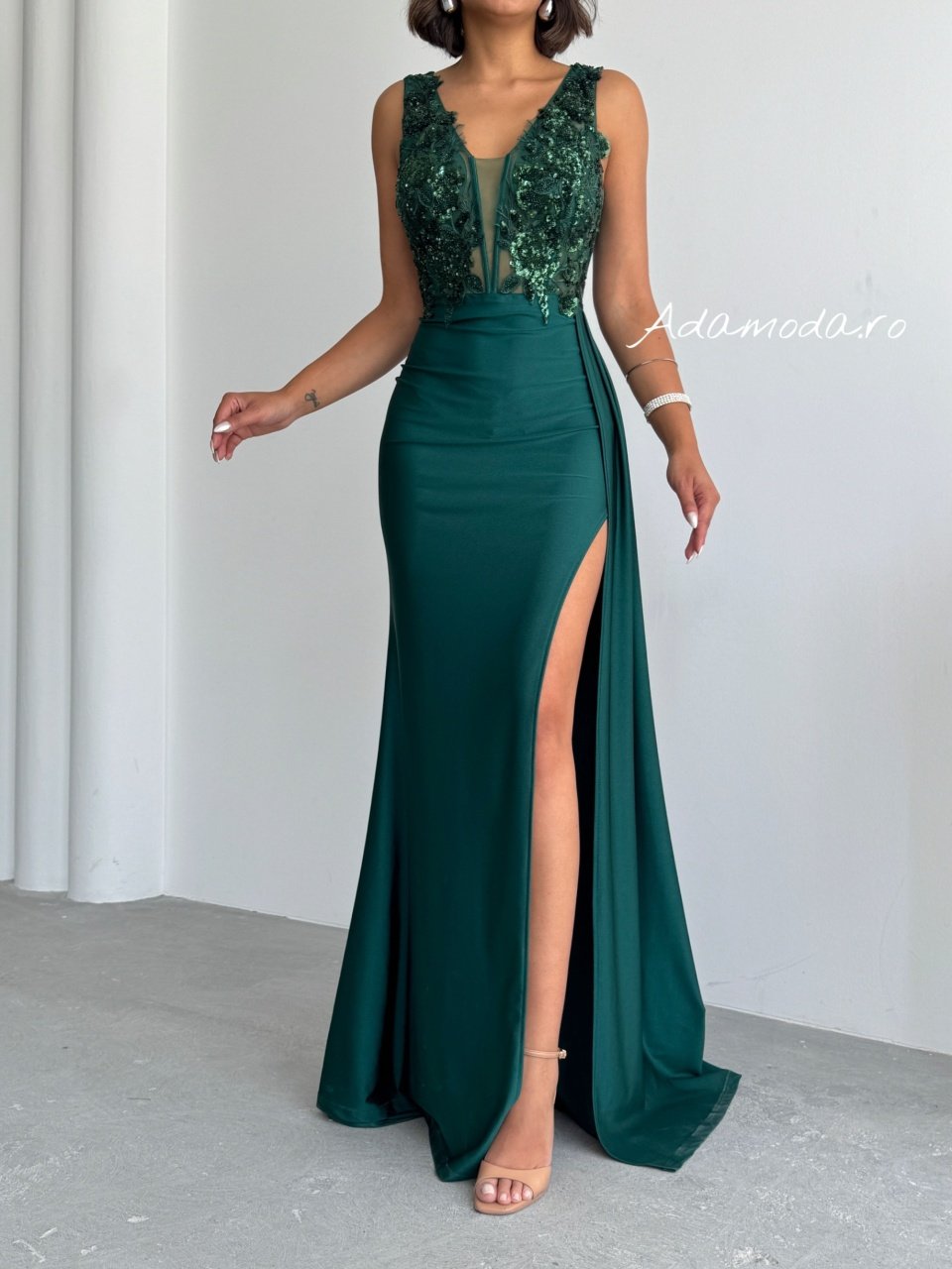 Rochie angro lunga eleganta cu detalii din paiete