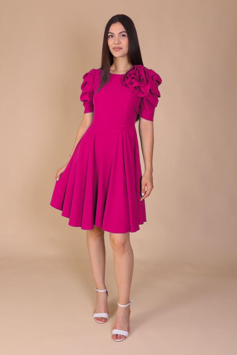 Rochie MEGAN în Cloș din Material Vaporos cu Floare Decorativă
