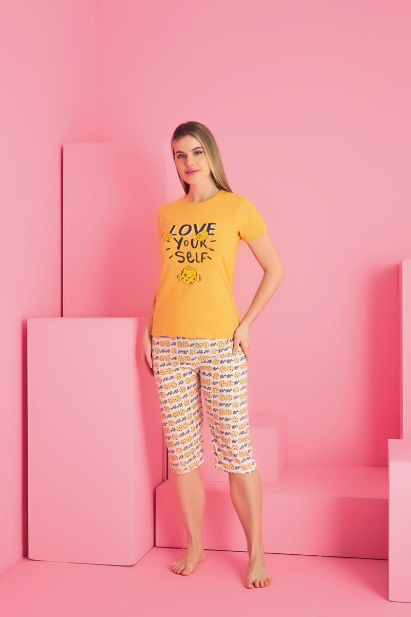Pijama damă bumbac galben – mânecă scurtă, pantalon 3/4 cu imprimeu „Love Yourself”
