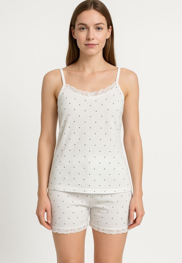 Pijama damă cu maiou cu bretele subțiri și dantelă delicată, short lejer cu imprimeu cu buline