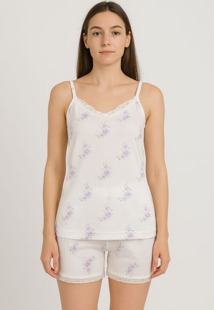 Pijama damă cu maiou cu bretele subțiri și dantelă delicată, short lejer cu imprimeu flori mov