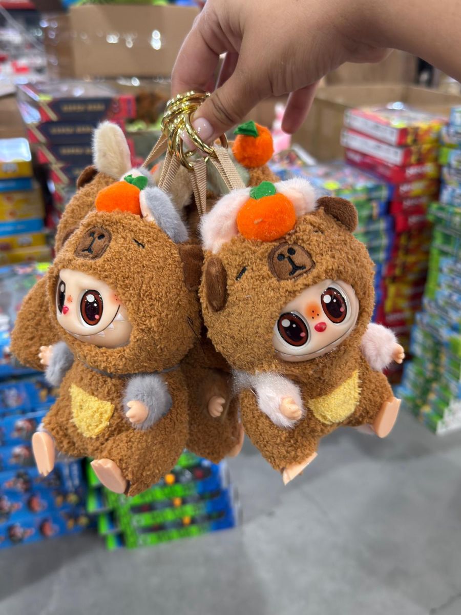 Breloc din plus Bubu adorabil  in costum de capibara, aprox 18cm, diverse culori, en-gros