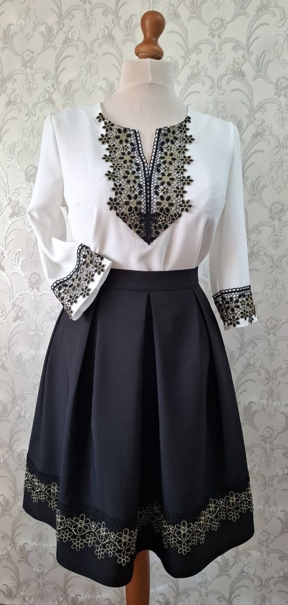 FUSTA NEAGRA  IN PLIURI CU BRODERIE- ENGROS