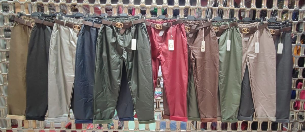 Pantaloni boyfriend din imitatie piele, cu curea, en-gross