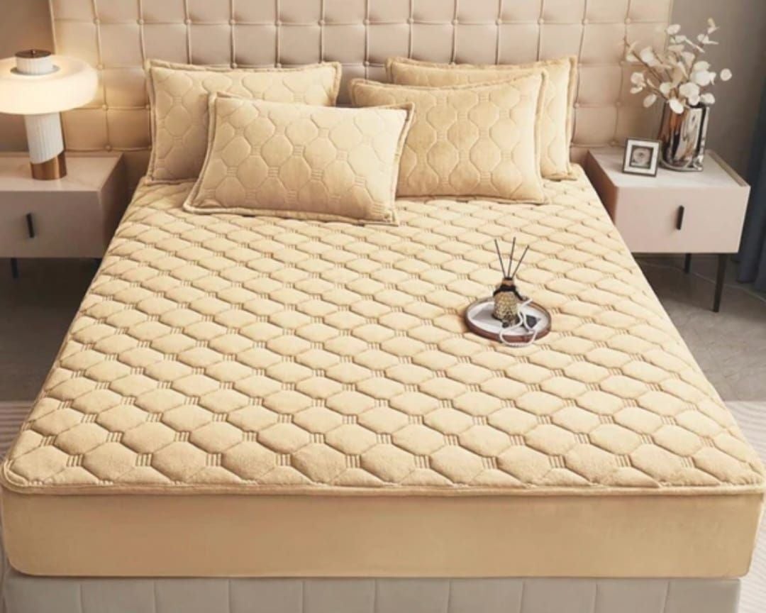 Husa En-Gros, Bej, Matlasata tip Topper, 160x200cm, cu 2 Fete de Perna Incluse