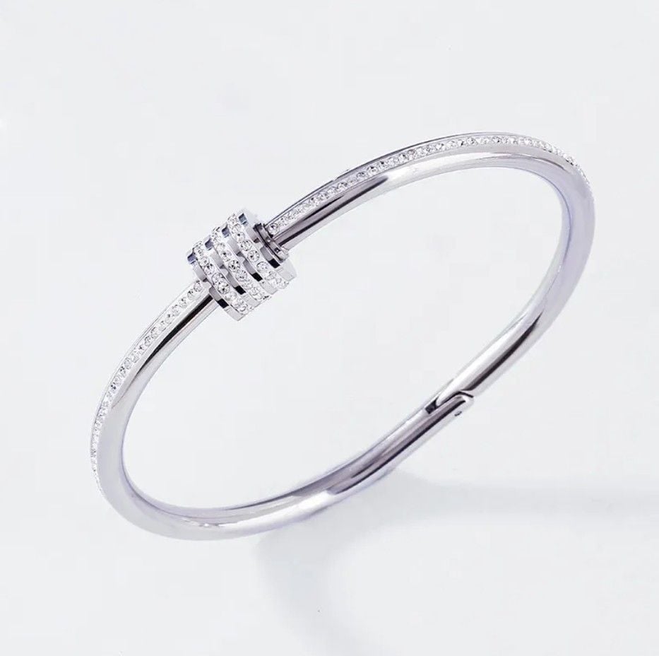 Brățară de Damă Elegantă, Model Rigid cu Cristale Zirconia, Trei Inele Decorative, Argintiu Engros