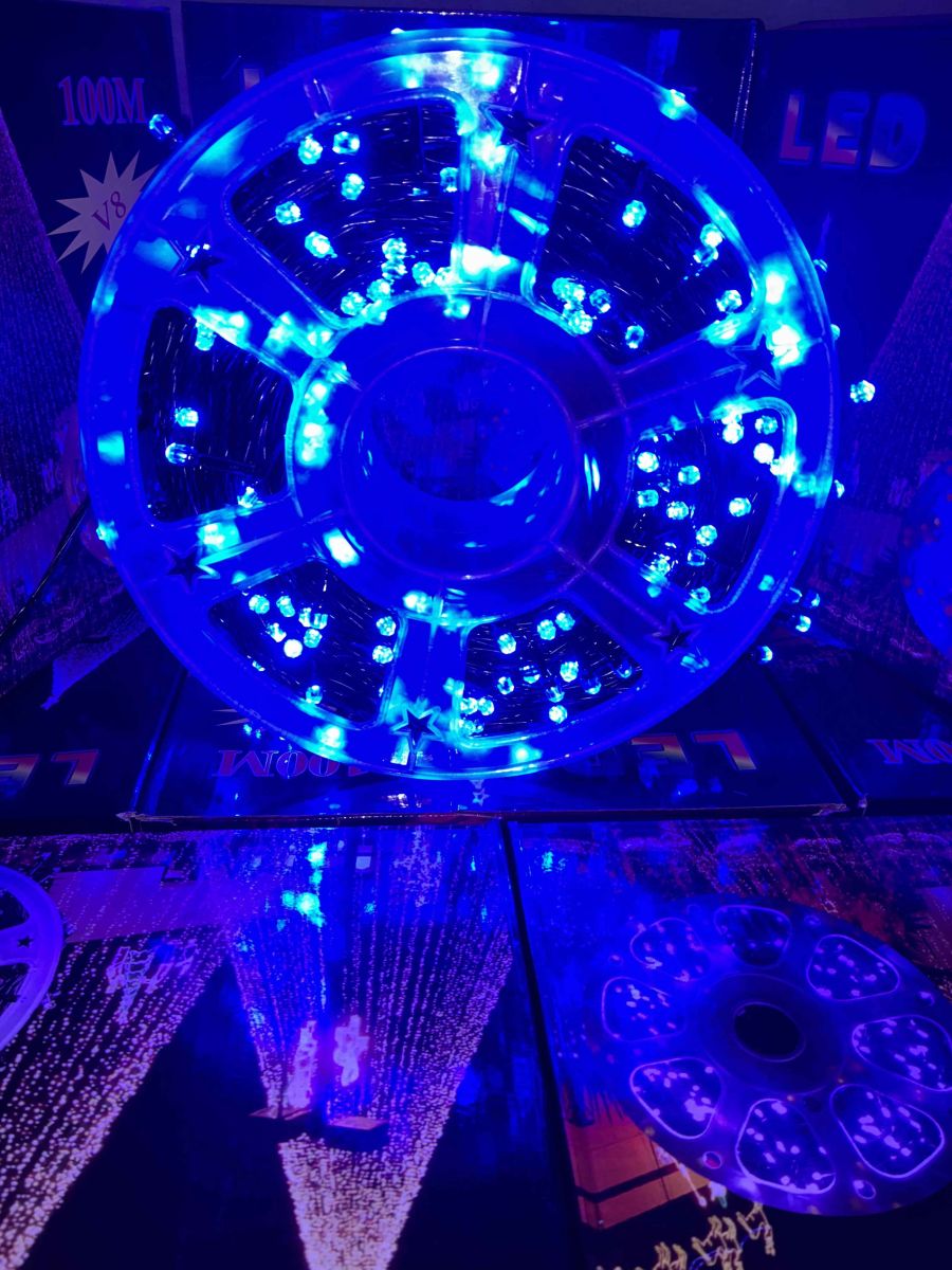 Instalatie de Craciun Engros , tip rola 100M (real) , 480 leduri rotunde , led-uri model V8 diamant , 8 Jocuri de Lumini , culoare albastru , interior si exterior