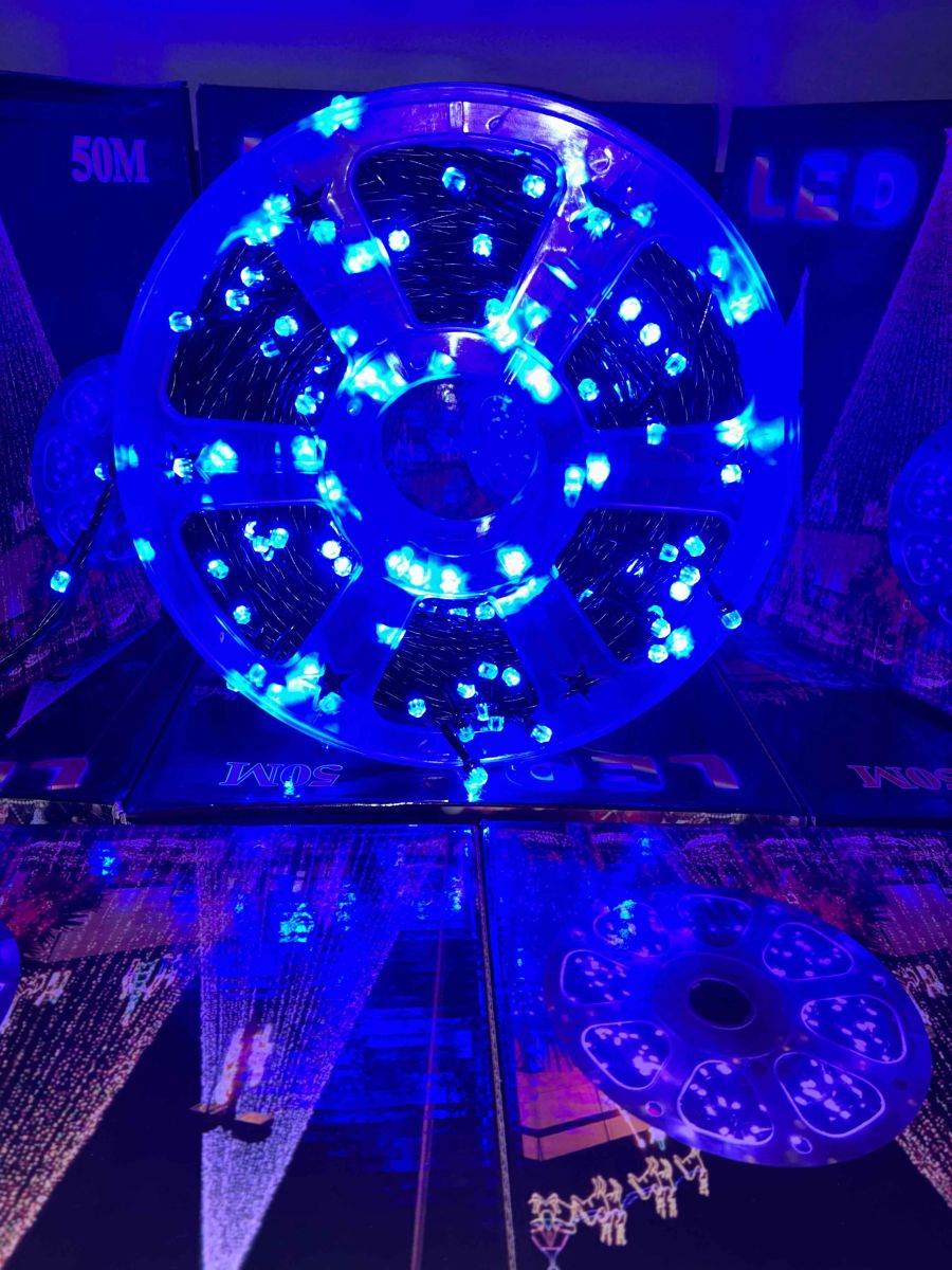 Instalatie de Craciun Engros , tip rola 50M (real) , 240 leduri rotunde , led-uri model V8 diamant , 8 Jocuri de Lumini , culoare albastru , interior si exterior