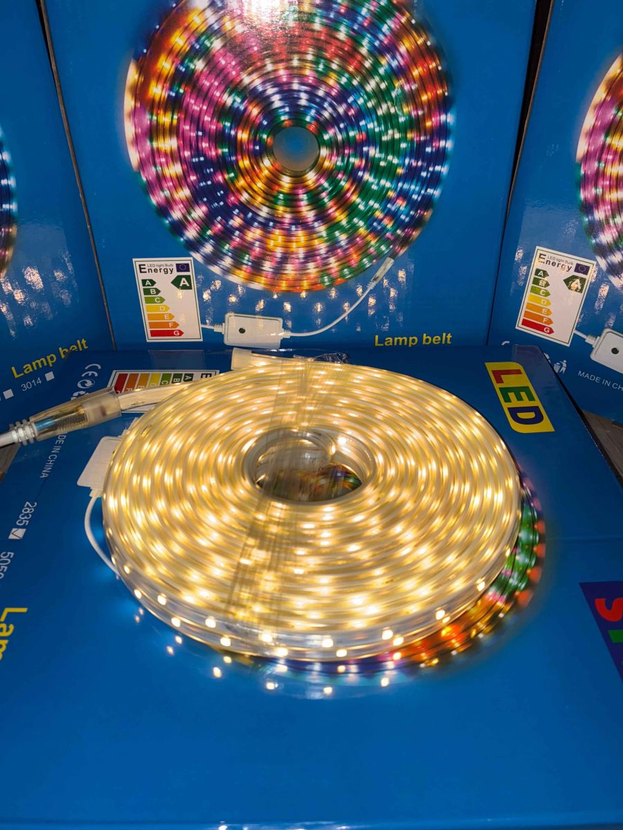 BANDA LED Engros SMD 10M cu Alimentator , 48 de LED-uri pe metru , 220V , culoare alb cald