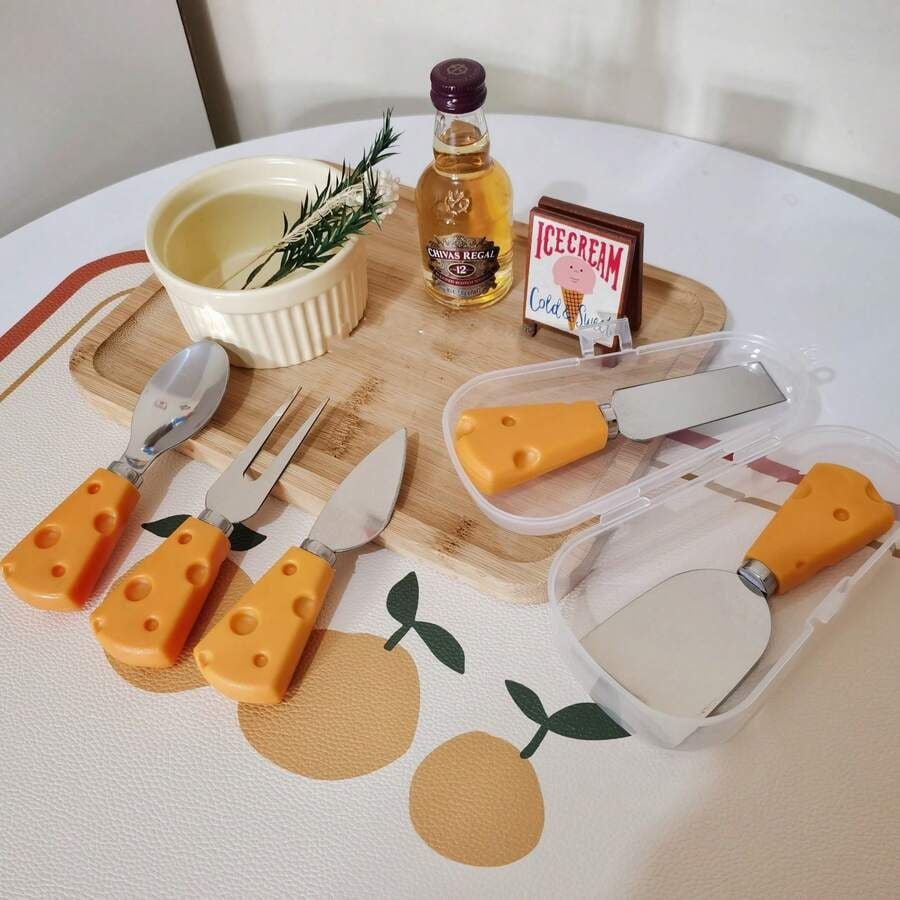 Set 6 ustensile pentru brânzeturi, cu mânere tip cașcaval și cutie de depozitare,En-gros