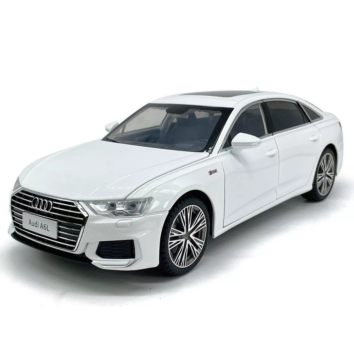 Macheta Audi A6L, 1:18, din Metal, cu Lumini si Sunete realistice de Motor si Alarma, cu Functie Pull-Back, cu Functie de Deschidere a Usilor - Alb