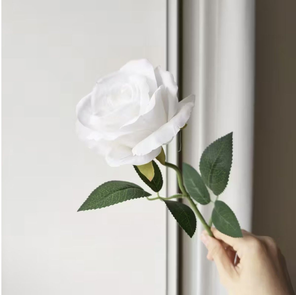Trandafir alb artificial premium din matase – aspect natural, 45 cm, floare decorativa eleganta pentru cadouri si aranjamente Engros
