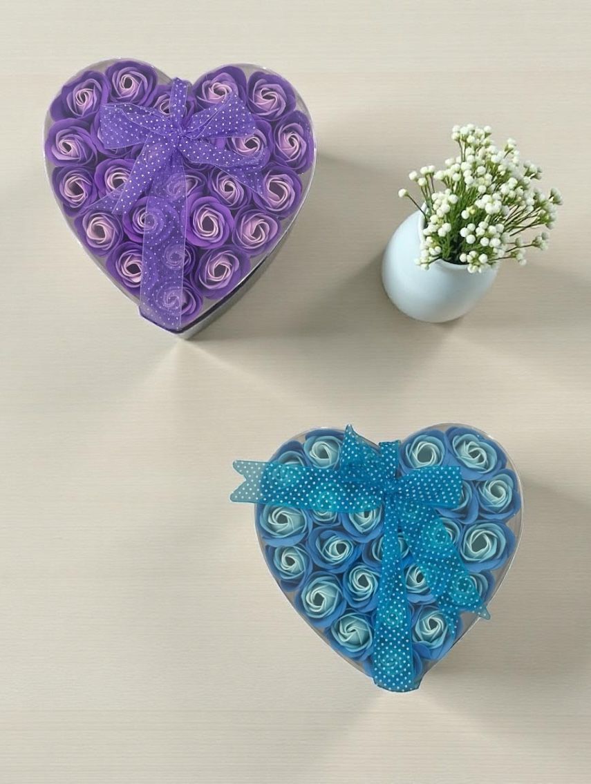 Set flori de săpun în cutie inimă, cu fundiță – 16x17 cm,En-gros