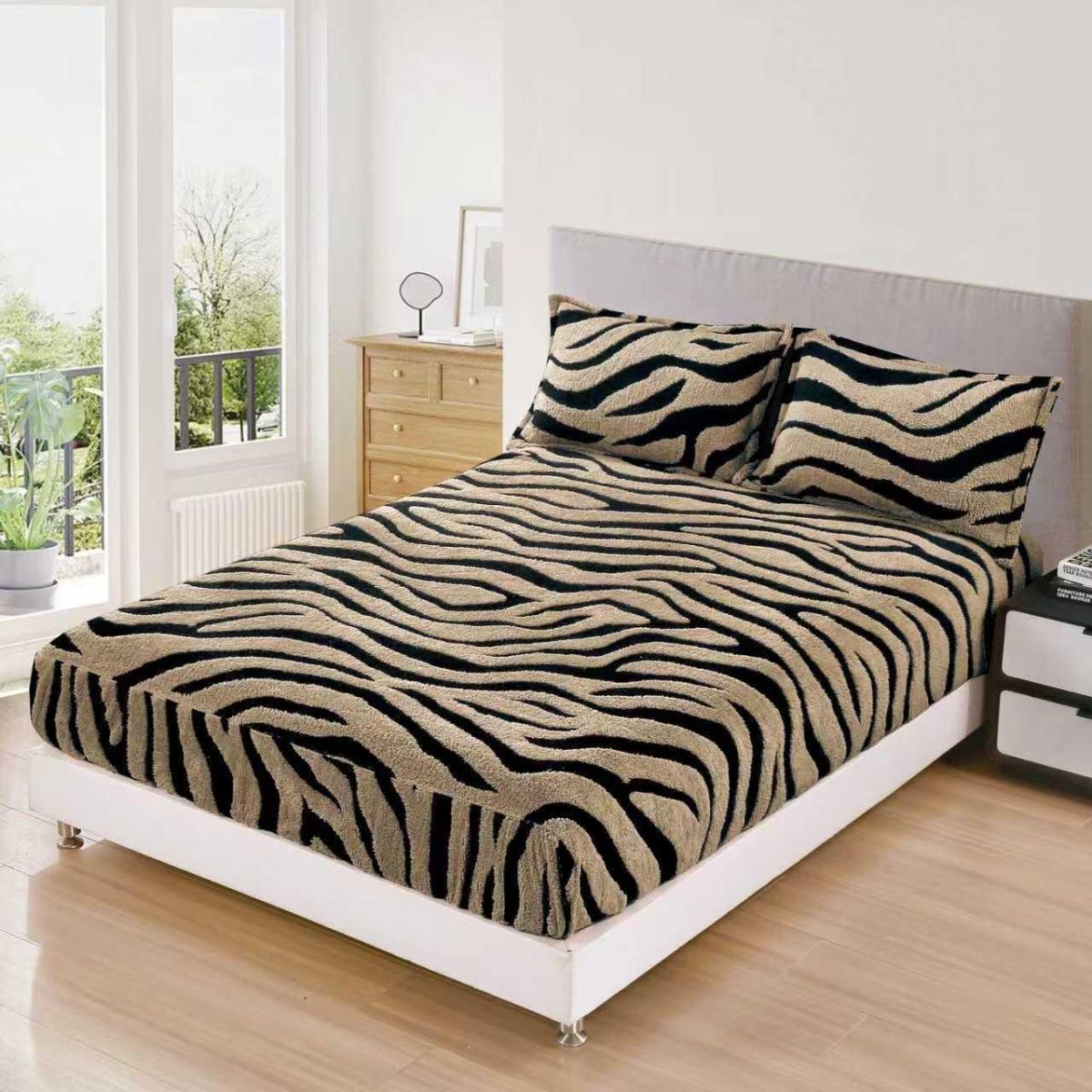 Huse Tigrate En-Gros, Maro Deschis, Material Cocolino Premium cu Elastic, Set 3 Piese, 180x200 CM, cu 2 Fete de Perna Incluse