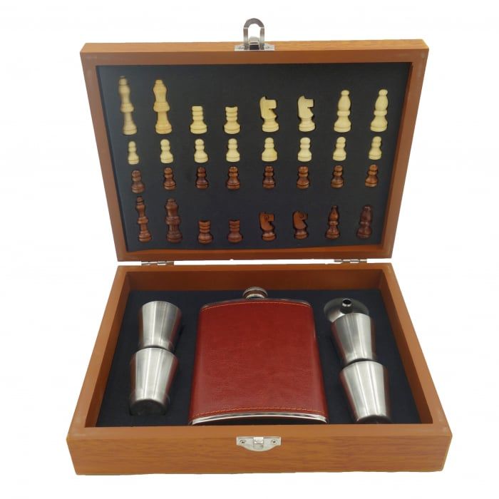 Set cutie cadou cu tabla de sah, accesorii, plosca, 4 pahare si palnie, engros, 24 cm