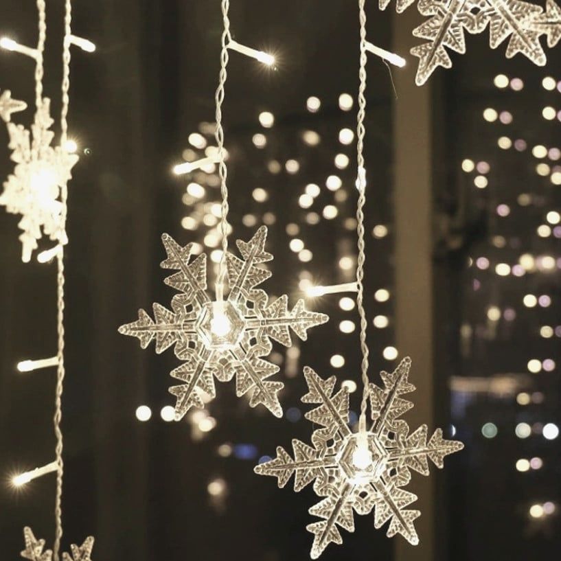 Instalatie perdea 3m lungime x 1m înălțime, 80 LED-uri în formă de fulg, multicoloră, interconectabila,