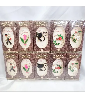 Martisoare in cutiuta brosa metal mare aprox 5 cm brosa engros  set 20/buc