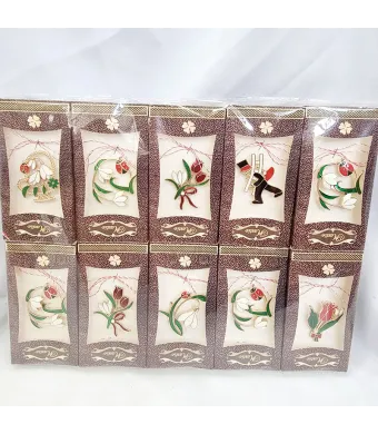 Martisoare in cutiuta brosa metal mare aprox 5 cm brosa engros  set 20/buc