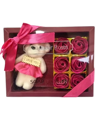 Decoratiune cu flori de sapun parfumati in cutie