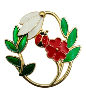 Brosa Martisormarime medie, aranjament floral cu buburuza, ediție 2025, 4.5x3.5 cm Engros