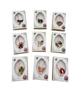 Brosa Martisor in cutiuta cu floricele, modele combinate, 8.5×6cm,  Engros