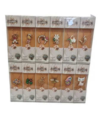Martisoare elegante in cutiuta cu brose metalice  24/buc pe set