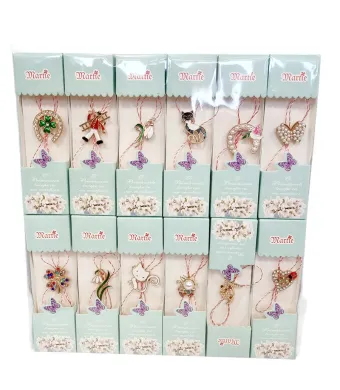 Martisoare elegante in cutiuta cu brose metalice  24/buc pe set