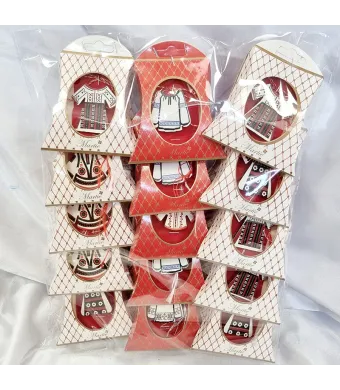 Martisoare in cutiuta brosaecdiverse din lemn engros  set 30/buc