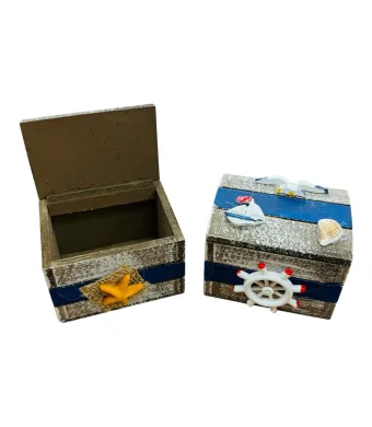 Cutiuta din lemn decor nautic 7.5x5.3 cm pentru bijuterii sau cadou original, Culori si modele combinate - design marinaresc cu scoici si timona, En-gros