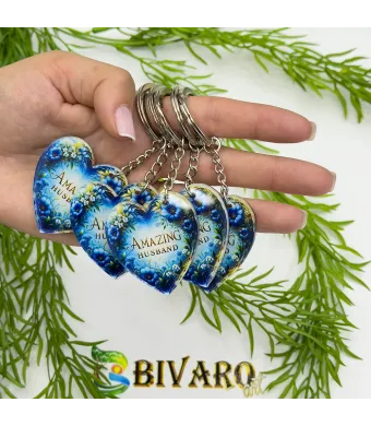 Breloc inima Amazing Husband, en-gros . Suvenir Personalizat in Sticlă Acrilică – Produs în România | Print UV Durabil 4.5 x 4.2 cm, Set 25 Bucăți