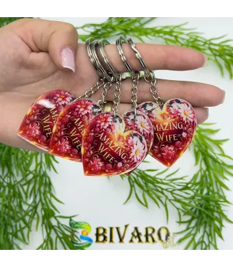Breloc inima Amazing Wife, en-gros . Suvenir Personalizat in Sticlă Acrilică – Produs în România | Print UV Durabil 4.5 x 4.2 cm, Set 25 Bucăți