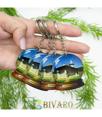 Breloc Man. Voronet in glob, en-gros . Suvenir Personalizat in Sticlă Acrilică – Produs în România | Print UV Durabil 4.5 x 4.2 cm, Set 25 Bucăți