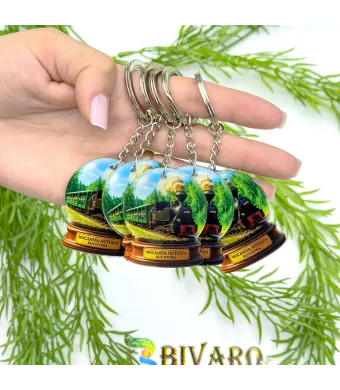 Breloc Mocanita Hutulca in glob, en-gros . Suvenir Personalizat in Sticlă Acrilică – Produs în România | Print UV Durabil 4.5 x 4.2 cm, Set 25 Bucăți