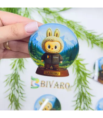 Magnet Labubu Romania in glob, en-gros . Suvenir Personalizat in Sticlă Acrilică – Produs în România | Print UV Durabil 6.8 x 6.2 cm, Set 25 Bucăți