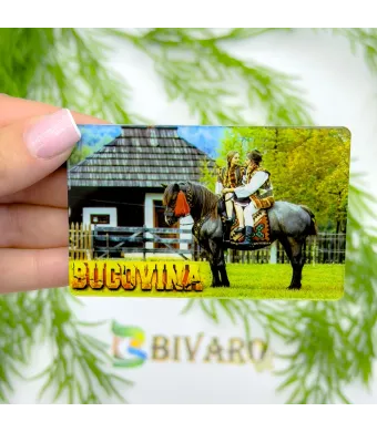 Magnet Cuplu calare in Bucovina , en-gros . Suvenir Personalizat in Sticlă Acrilică – Produs în România | Print UV Durabil 8.5 x 5.3 cm, Set 25 Bucăți