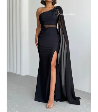 Rochie angro lunga eleganta cu detalii din paiete si trena fluida pe maneca