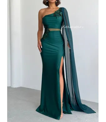 Rochie angro lunga eleganta cu detalii din paiete si trena fluida pe maneca