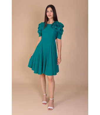 Rochie MEGAN în Cloș din Material Vaporos cu Floare Decorativă