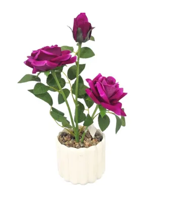 Decoratiune florala in ghiveci de plastic cu trandafir elegant de catifea 32 cm inaltime